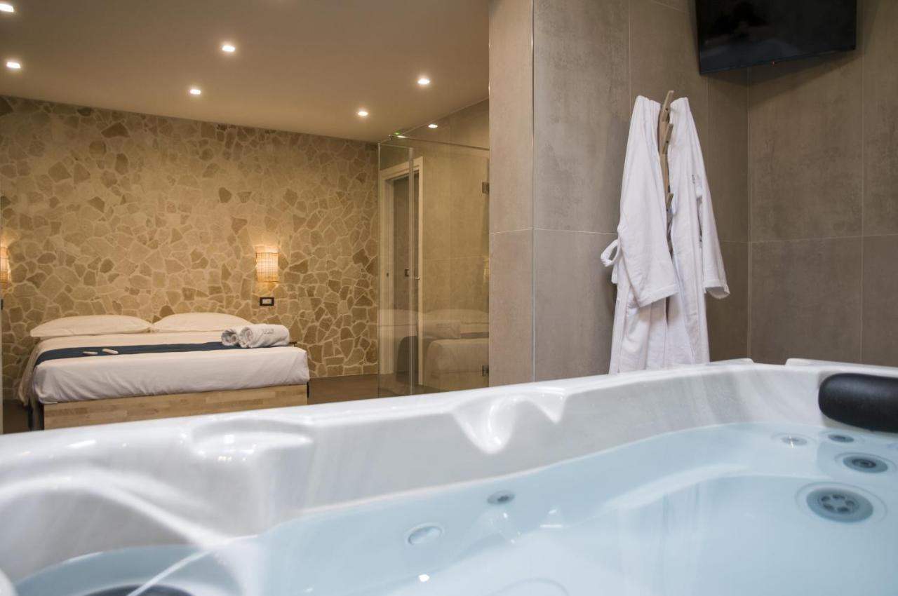 Suite 18 Luxury Apartments Бари Экстерьер фото