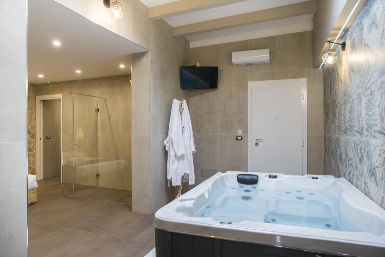 Suite 18 Luxury Apartments Бари Экстерьер фото